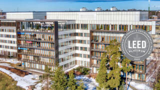 Tapiolan Hohkan julkisivukuva, jossa vuoden 2022 Leed-platinum logo.