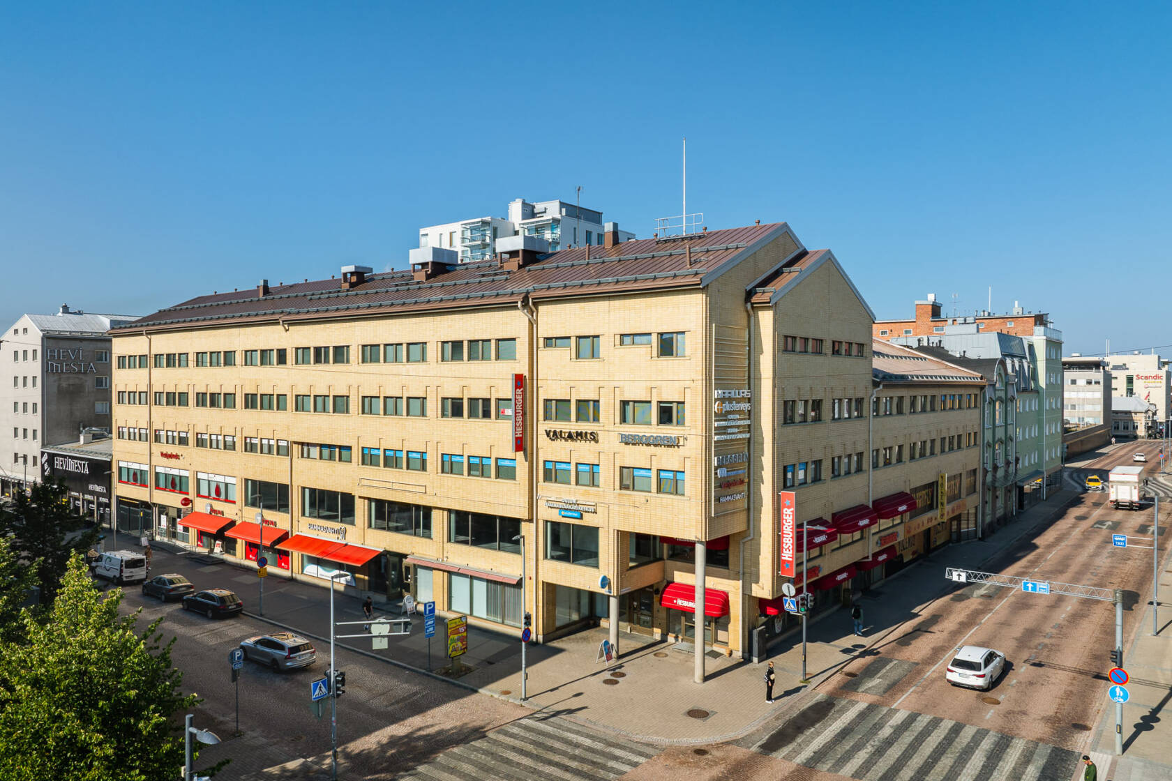 Oulun Isokatu 32:n julkisivu.