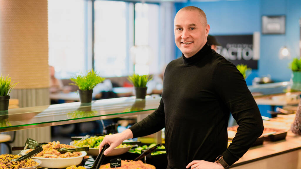 Ravintola Factoryn toimitusjohtaja Matti Karvonen ottamassa ruokaa Troolin toimipisteellä.